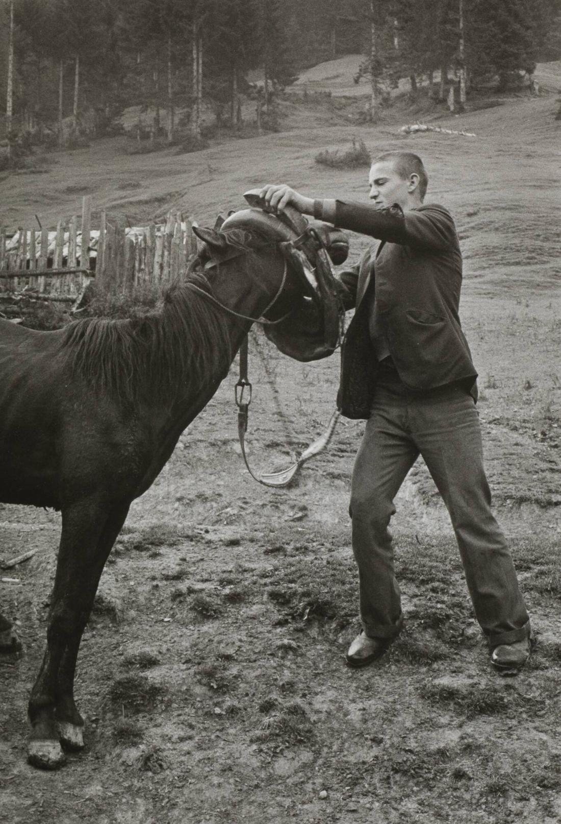 Ung man selar på sin familjs häst, i fäbod i bergen nära Albanien. Ur serien Kosova, Jugoslavien