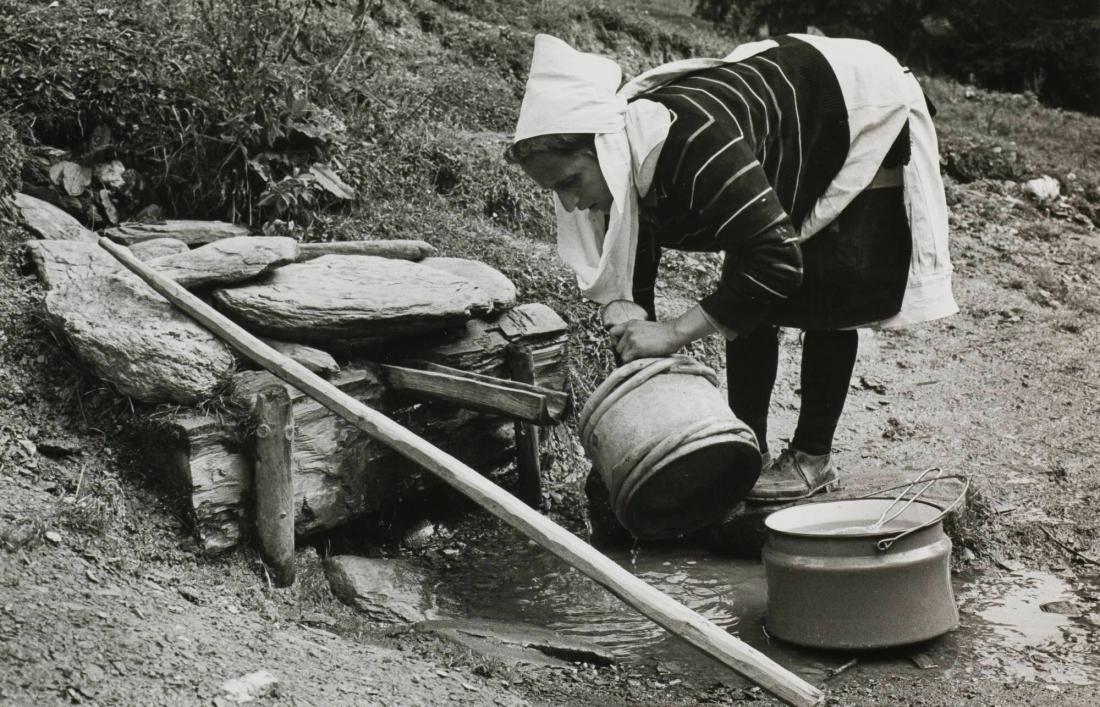 Albansk kvinna diskar laggkärl m.m. i sin fäbod, i bergen nära Albanien. Ur  serien Kosova, Jugoslavien – Alla konstverk – Moderna Museet