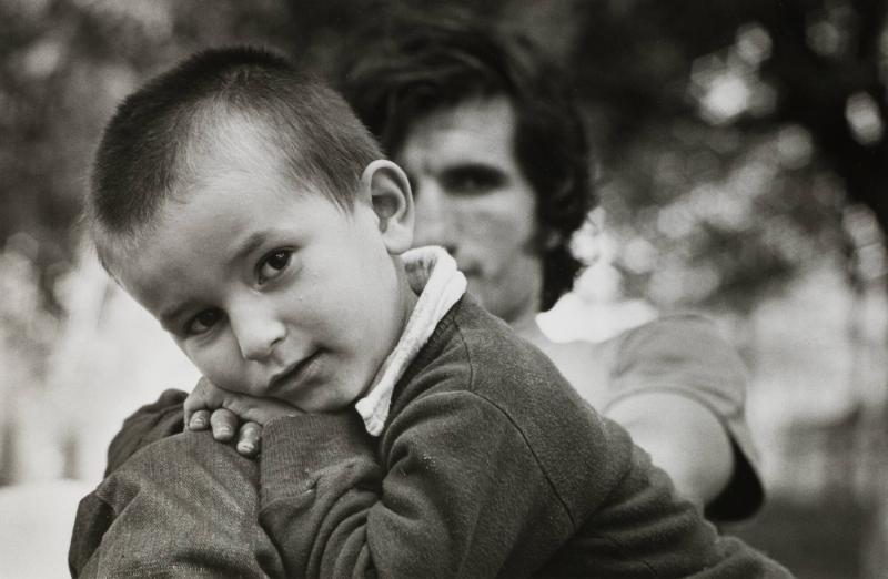 Fyraårig albansk pojke med sin farbror. Ur serien Kosova, Jugoslavien