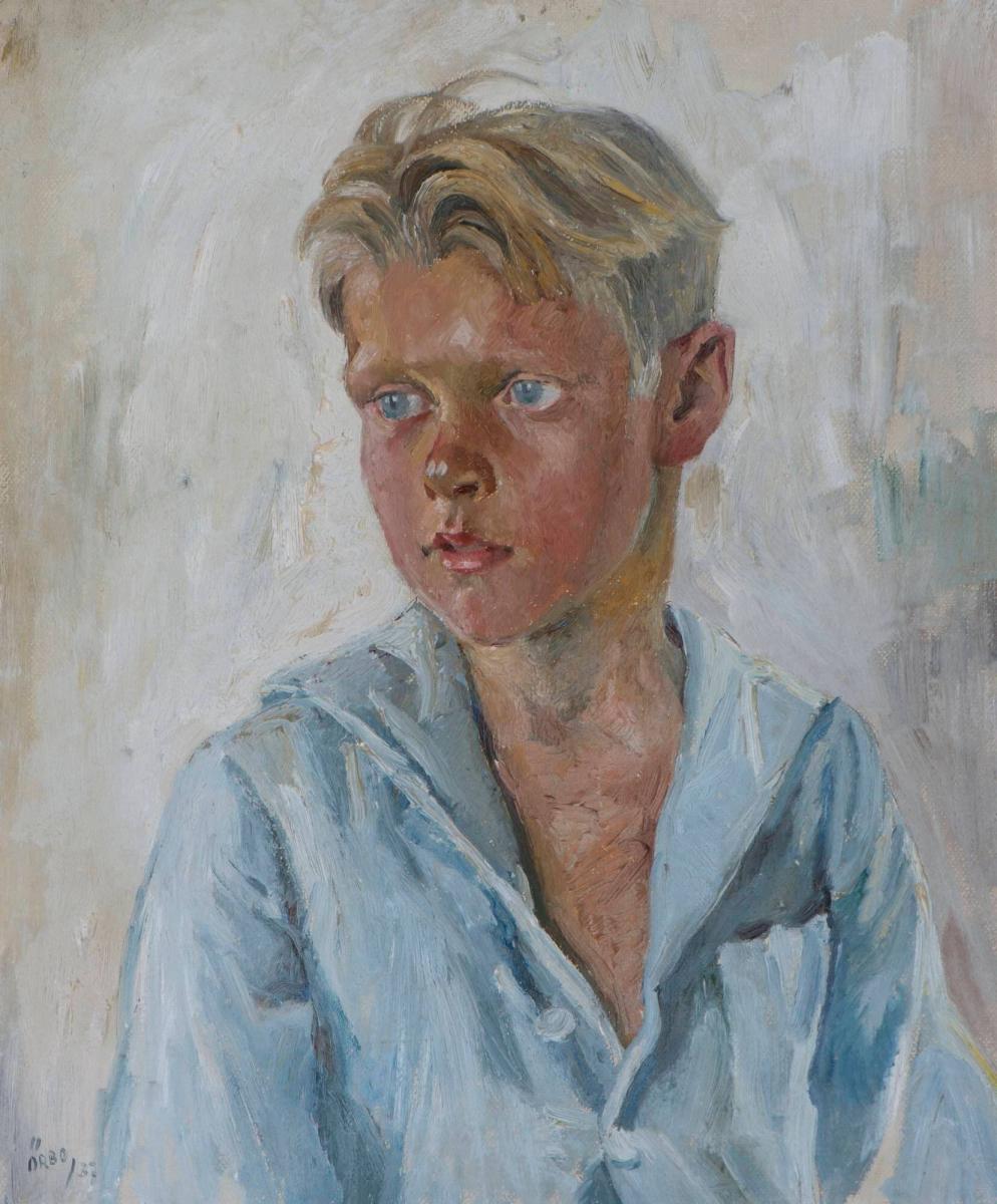 Gosse i blå skjorta