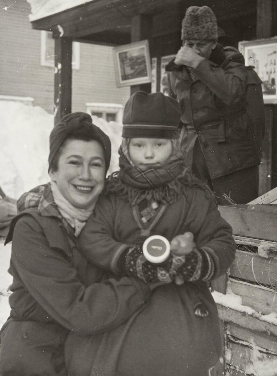 Anna Riwkin och Elle Kari