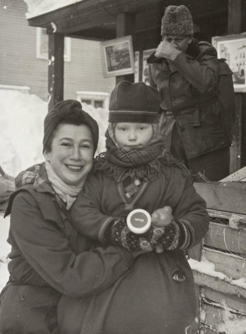 Anna Riwkin och Elle Kari