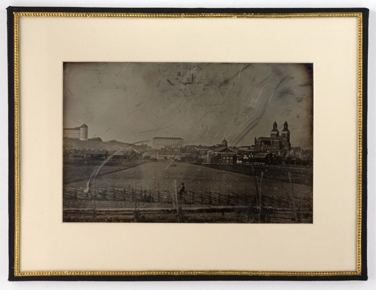 Utsikt över Uppsala. Från vänster: Slottet, Carolina Rediviva och Uppsala domkyrka