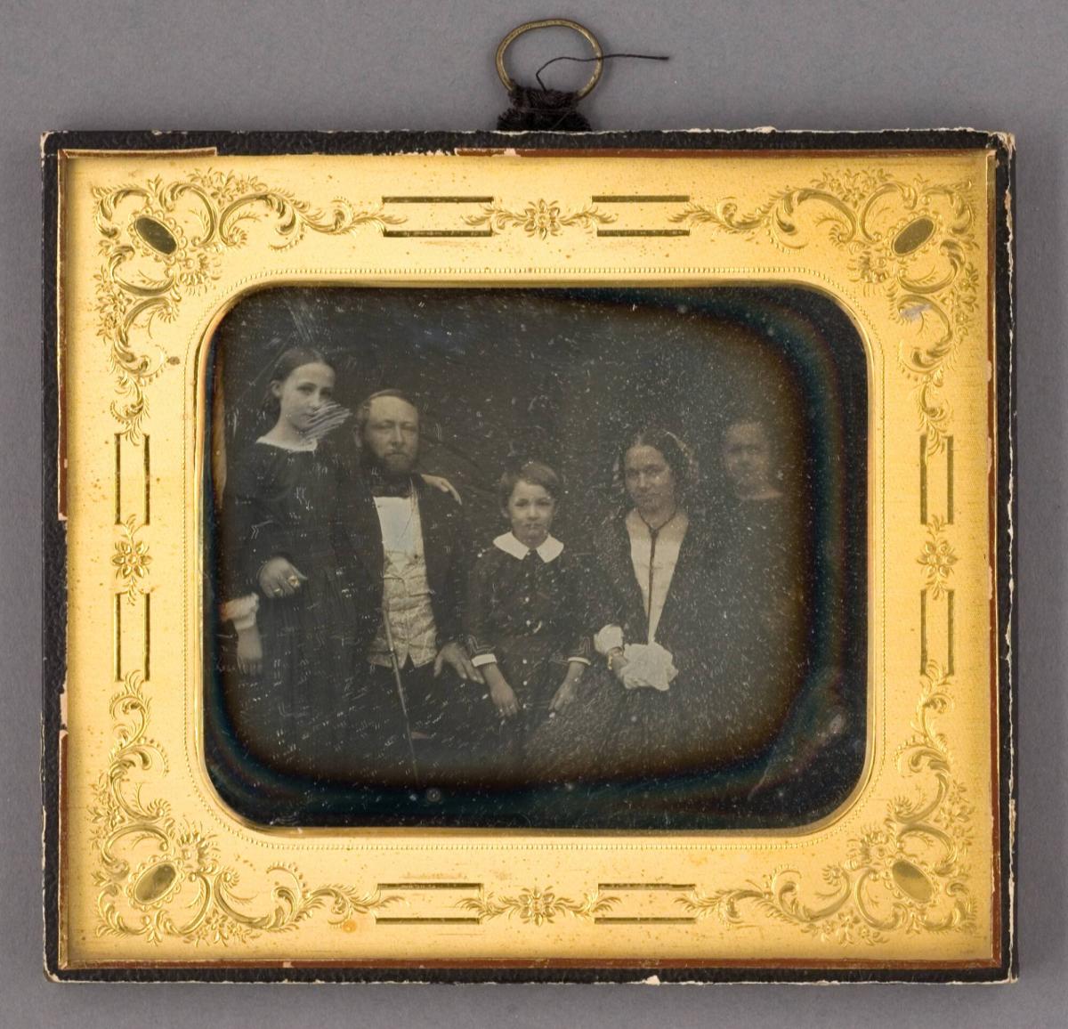 Provinsialläkare Jesper Gustaf Svedenborg, hustru Carolina Fredrika Zickerman med barnen Ebba Beata Carolina (Lilly), Jesper Gustaf Henrik Herman och Hedvig (Hedda) Lovisa