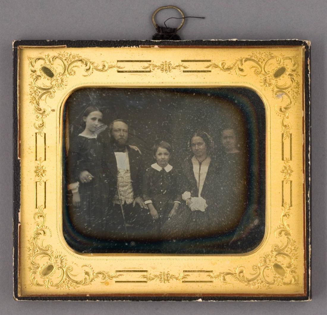 Provinsialläkare Jesper Gustaf Svedenborg, hustru Carolina Fredrika Zickerman med barnen Ebba Beata Carolina (Lilly), Jesper Gustaf Henrik Herman och Hedvig (Hedda) Lovisa
