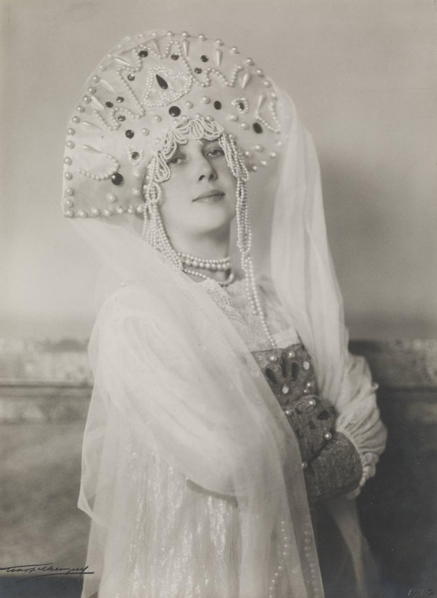 Porträtt av okänd kvinna i scenkostym. Stockholm