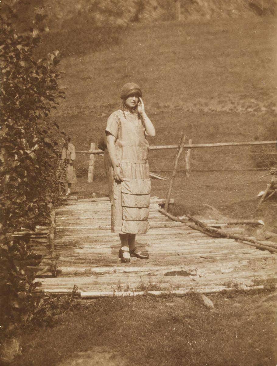 Kvinna på träbro