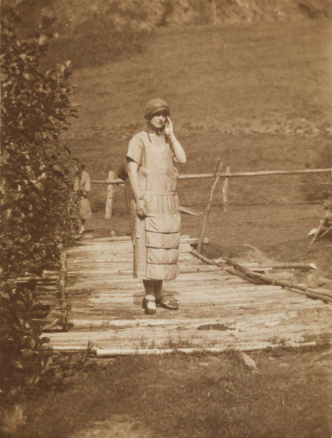 Kvinna på träbro