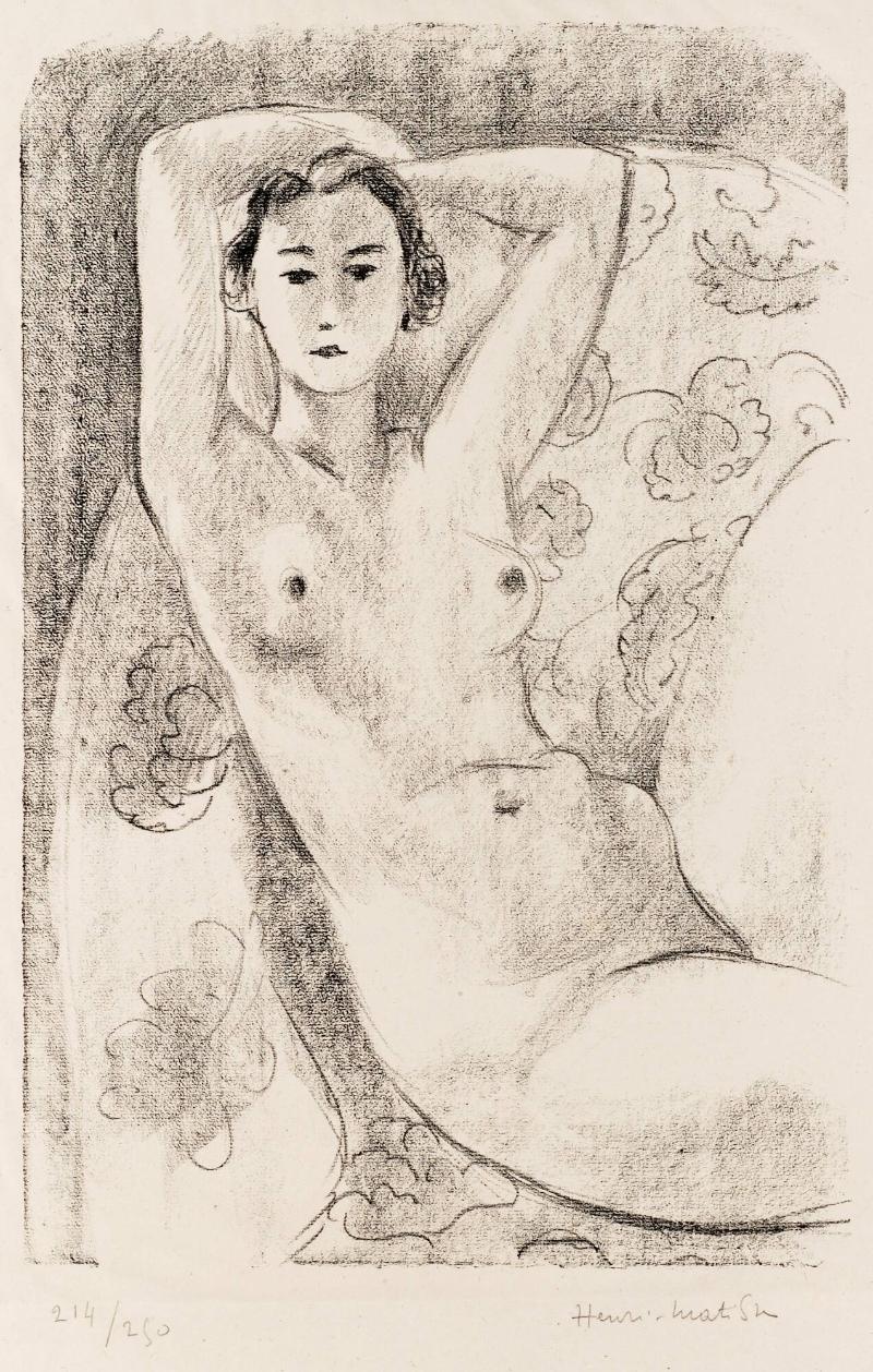 Nu assis dans un fauteuil au décor fleuri