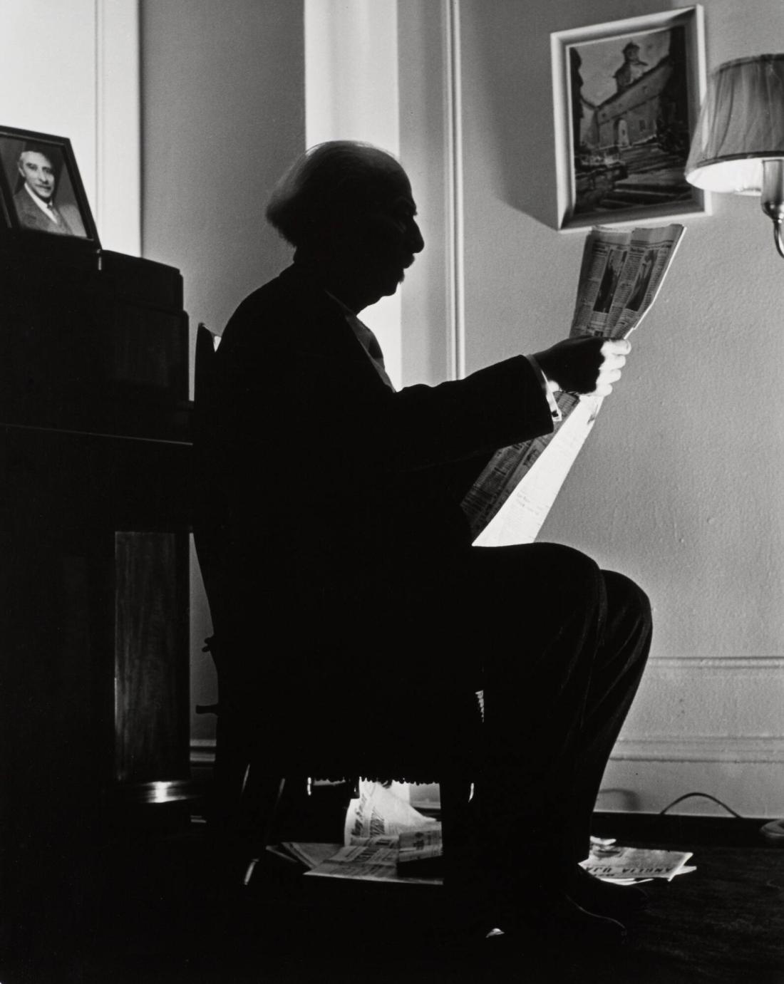 Paderewski turns his back to the piano