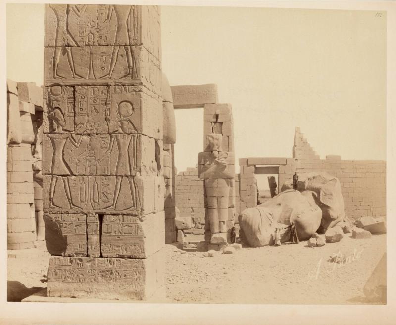 [M. Ramessan avec la statue]