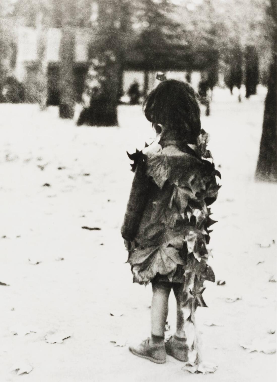 La petite fille aux feuilles mortes, Jardin du Luxembourg, Paris, 1946