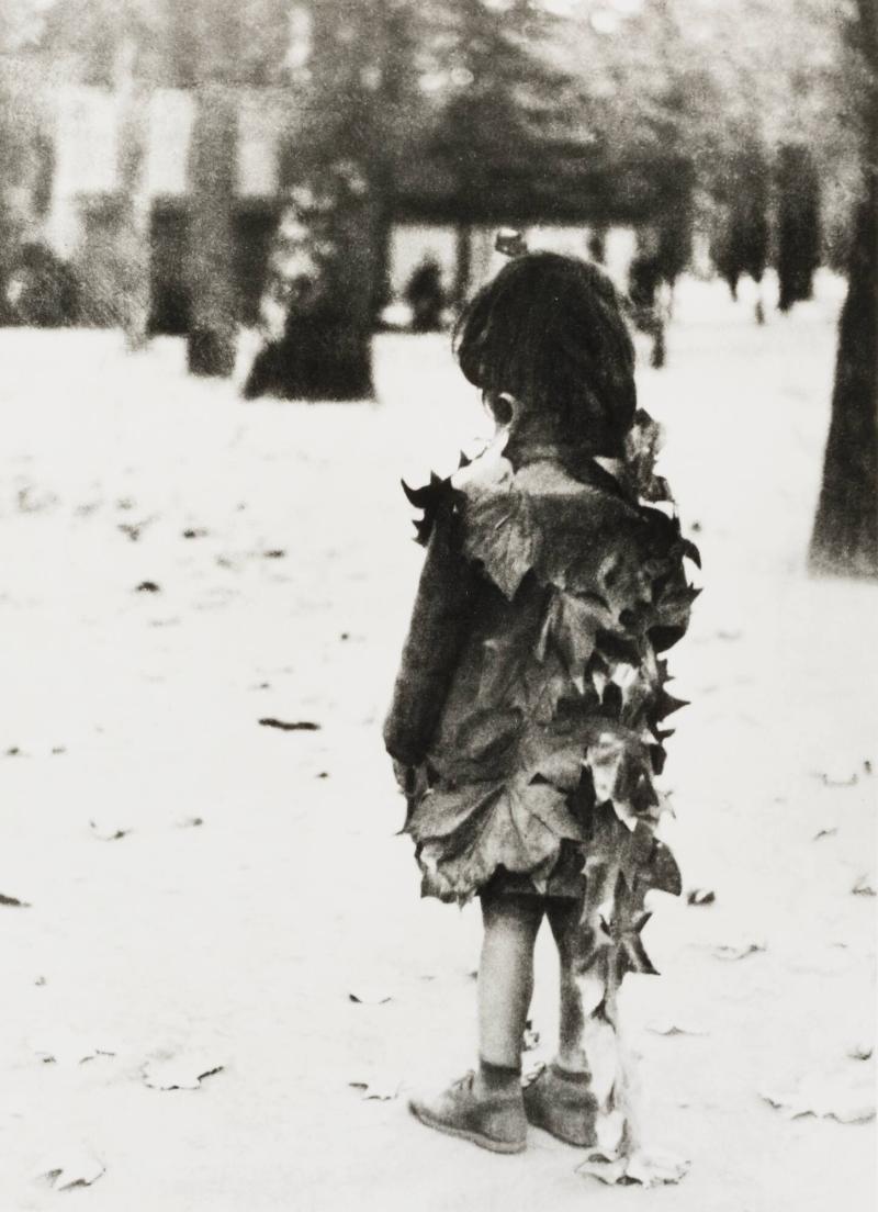 La petite fille aux feuilles mortes, Jardin du Luxembourg, Paris, 1946