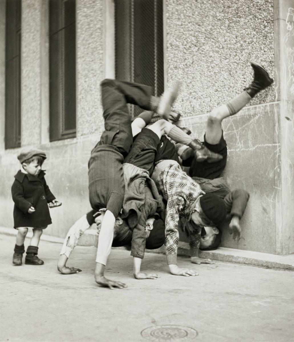 Les pieds au mur