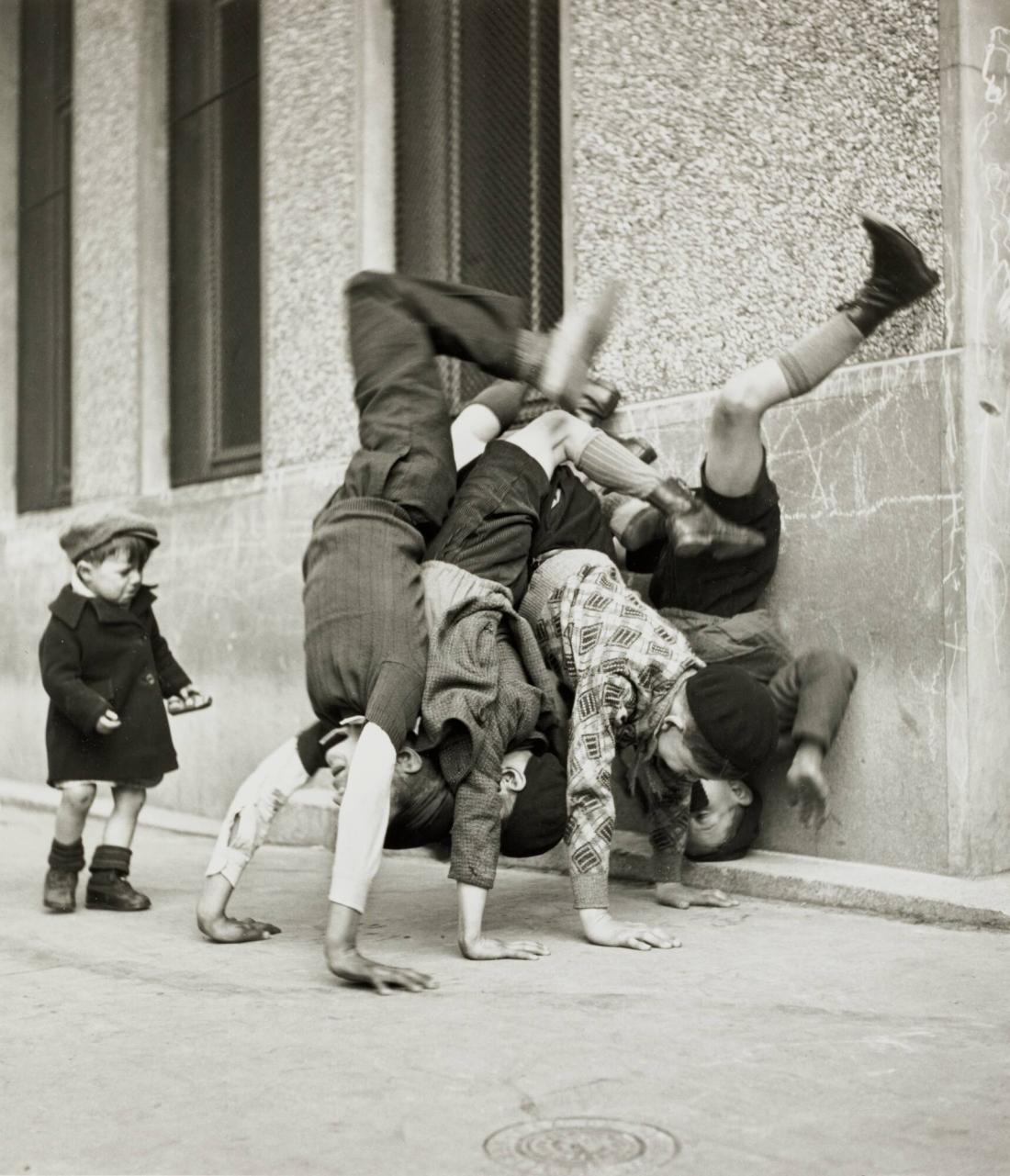 Les pieds au mur