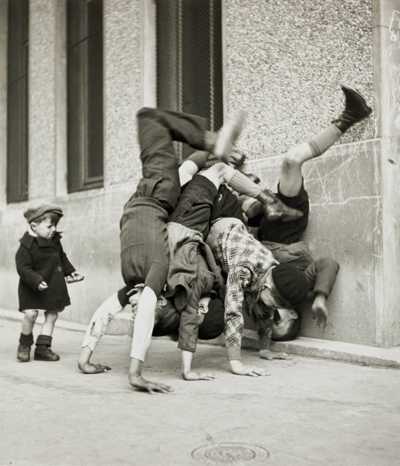 Les pieds au mur