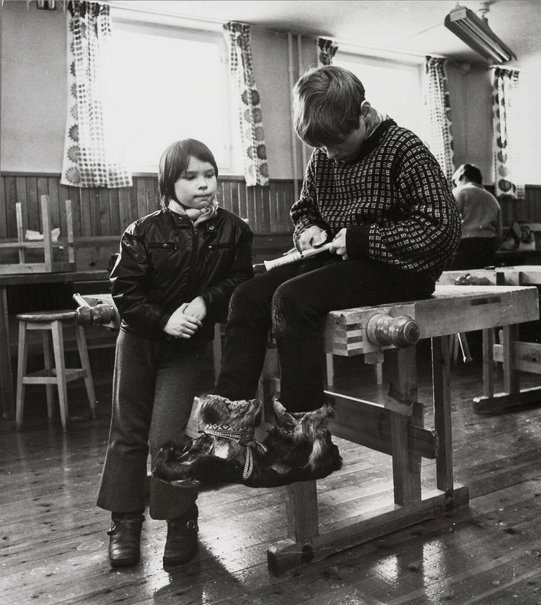 René watching the boys sloyding - making knives, etc. They have got a very good teacher, wellknown artist in Lappland, Lars Pirak