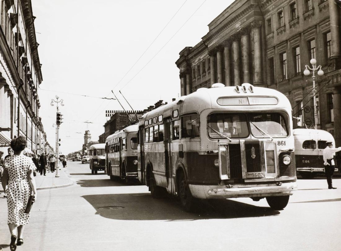 Gatubild från Newsky propect. Huvudgatan i Leningrad 1956