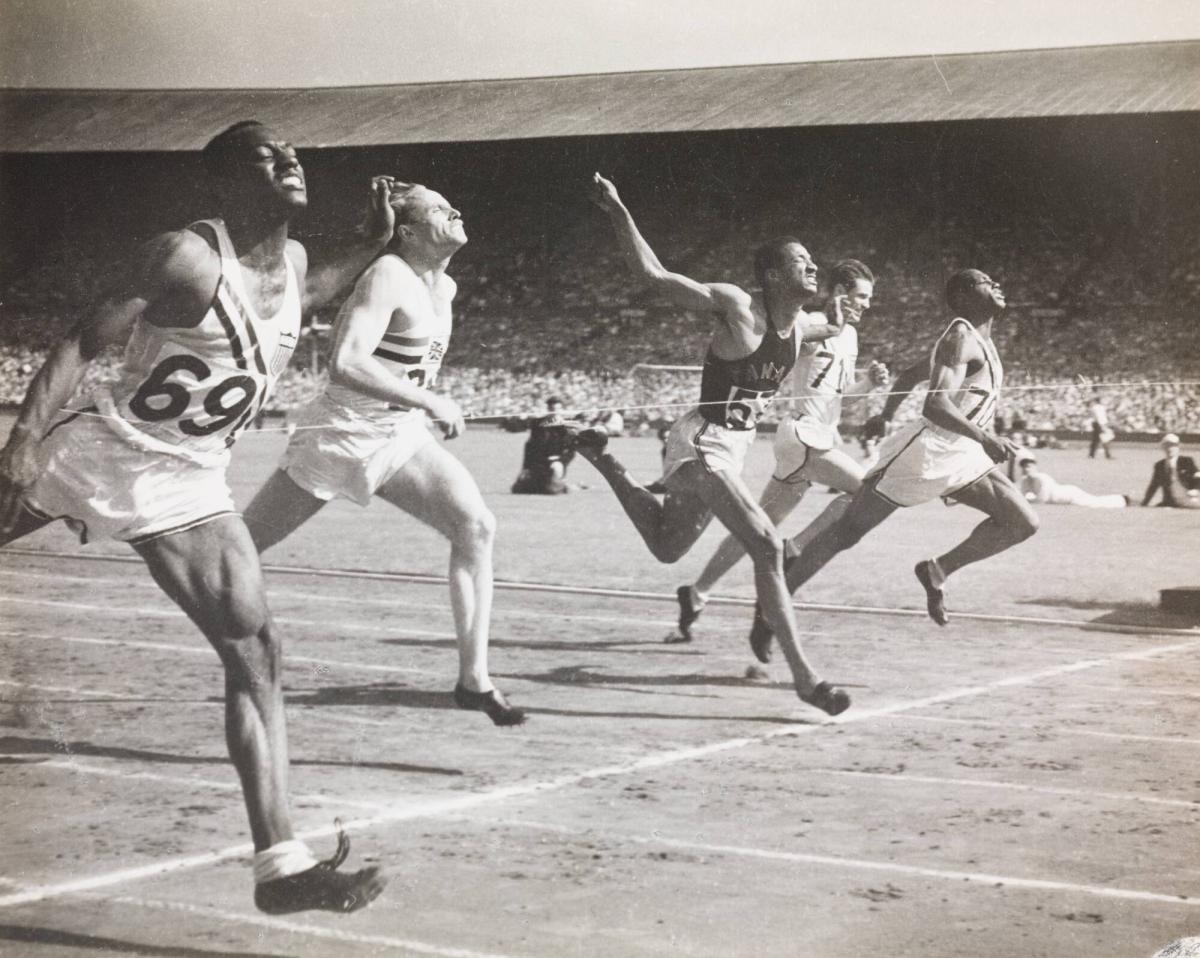 Harrison Dillard segrar på 100 m. Vid olympiska spelen 1948 i London