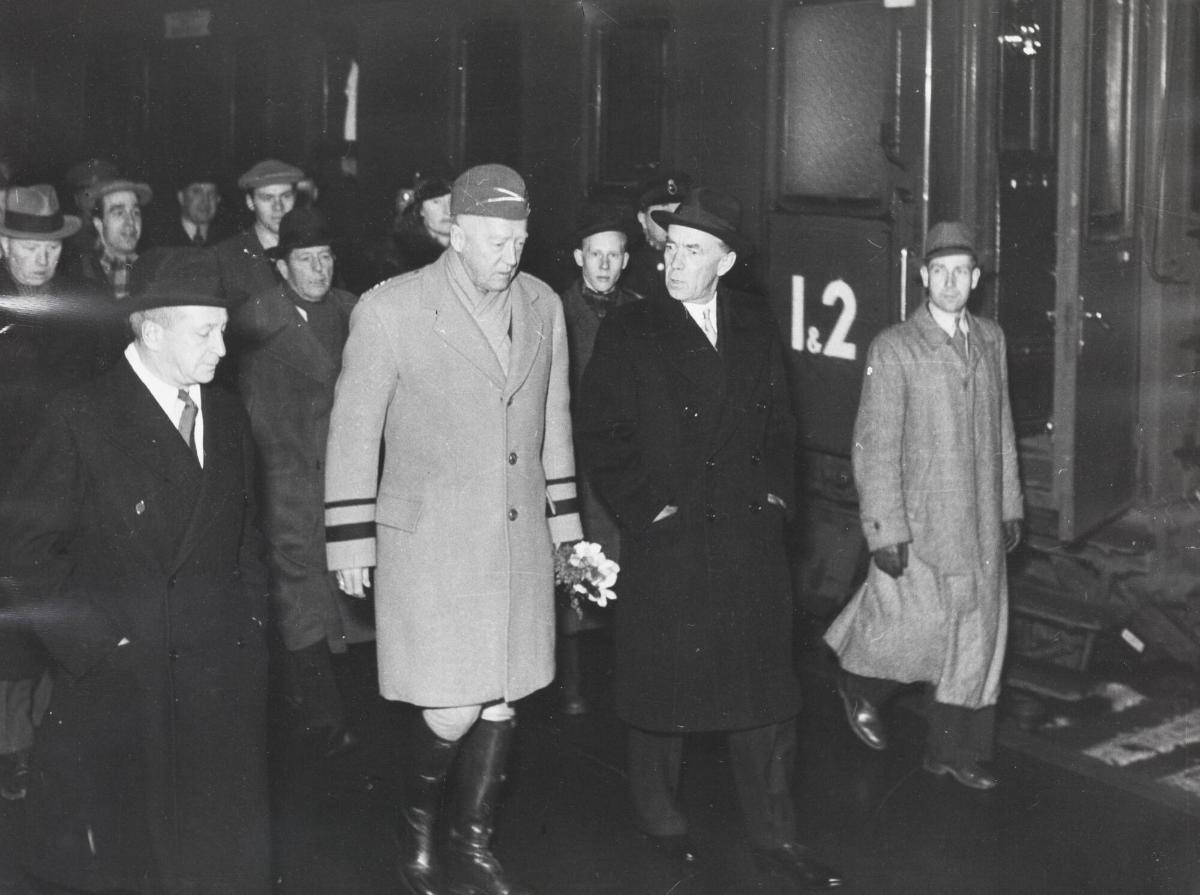 Pansargeneralen George S. Patton möts på Stockholms central av bl. a Folke Bernadotte (t.v.)