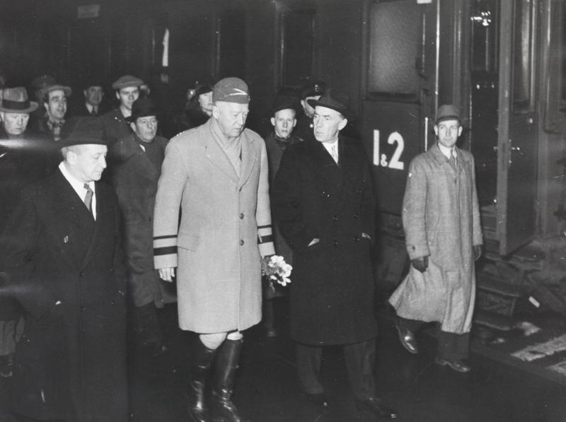 Pansargeneralen George S. Patton möts på Stockholms central av bl. a Folke Bernadotte (t.v.)