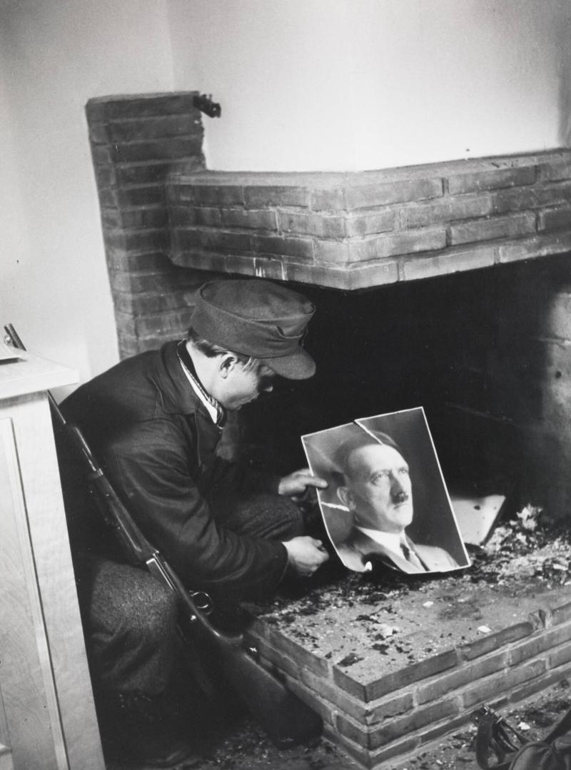 Hjemmefronts-man bränner porträtt av Adolf Hitler i en villa i Holmenkollen, Norge