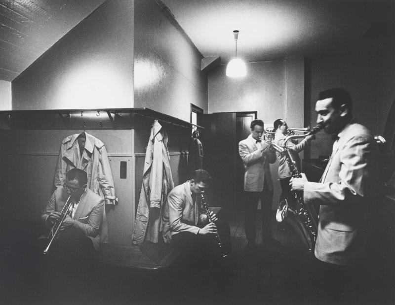 Före konserten. Benny Goodmans orkester med bland andra Zoot Sims (med klarinett) värmer upp. Köpenhamn 1959