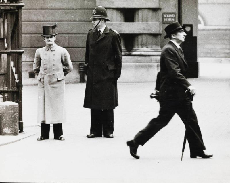 Gentlemannen - Bobbyn - Vaktmästaren, representerar här Affärsmannen - Arbetaren - Tjänstemannen