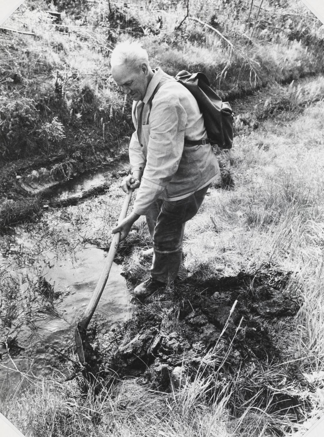 Vägarbetare Hans-Erik Hansson, 65 år, Västervåla 1972. Ur serien "Landsväg"