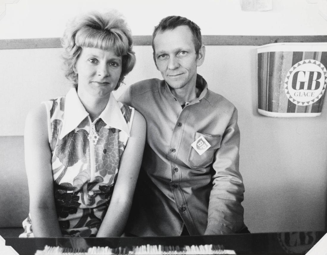 Caféägare Esko och Margita Rantanen. Östanbro vid E 18. Ur serien "Landsväg"