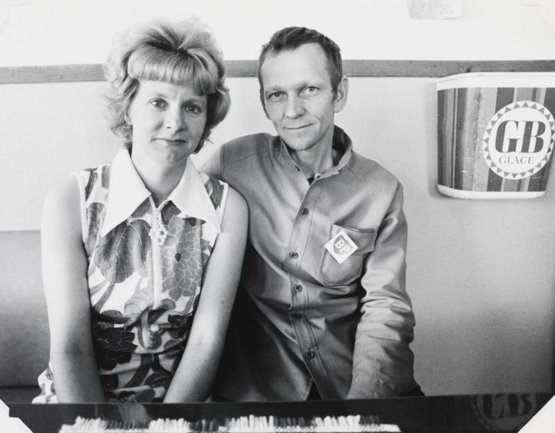 Caféägare Esko och Margita Rantanen. Östanbro vid E 18. Ur serien "Landsväg"