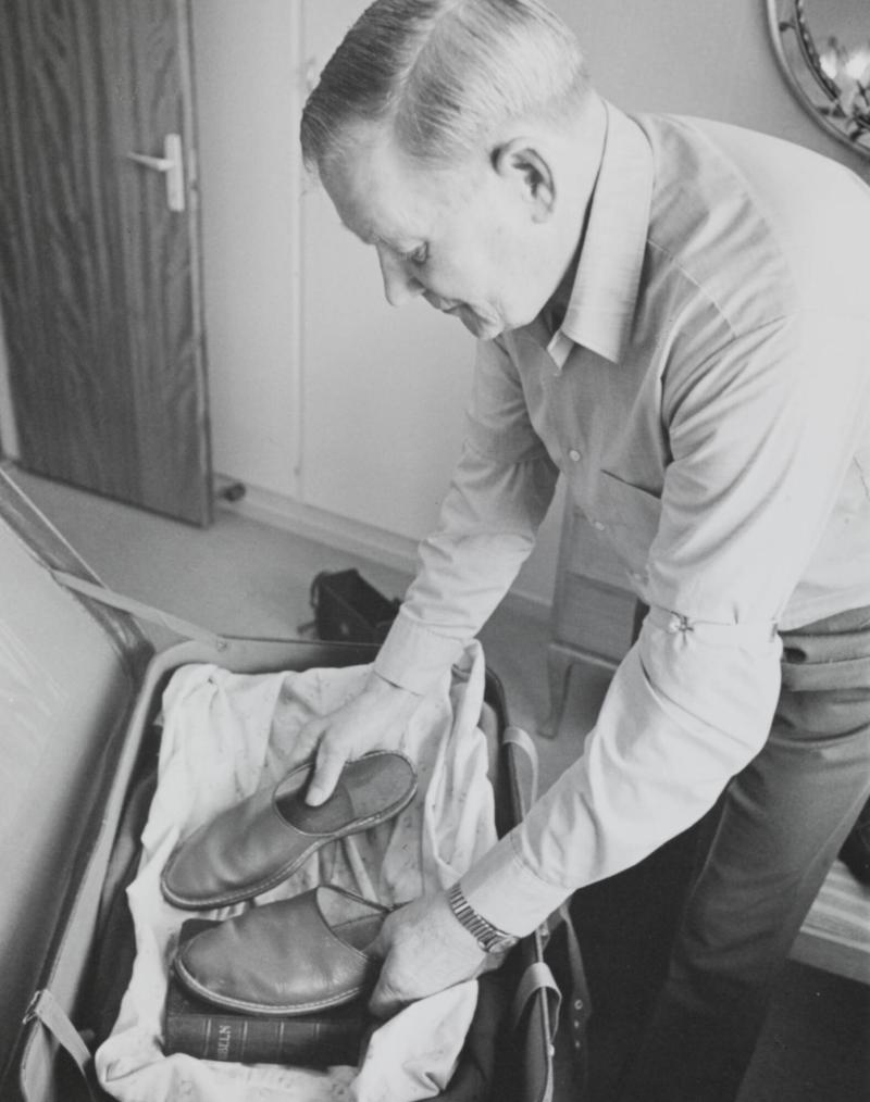 Karl Pettersson packar. Ur serien "Den långa resan"