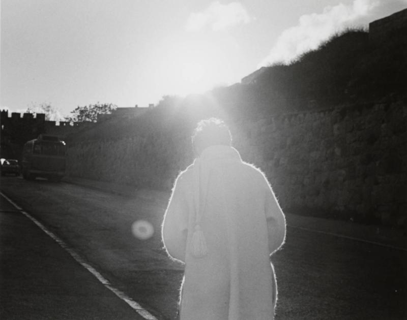 Ann Augustinsson på väg mot Dyngporten, Jerusalem, 1980. Ur serien "Den långa resan"