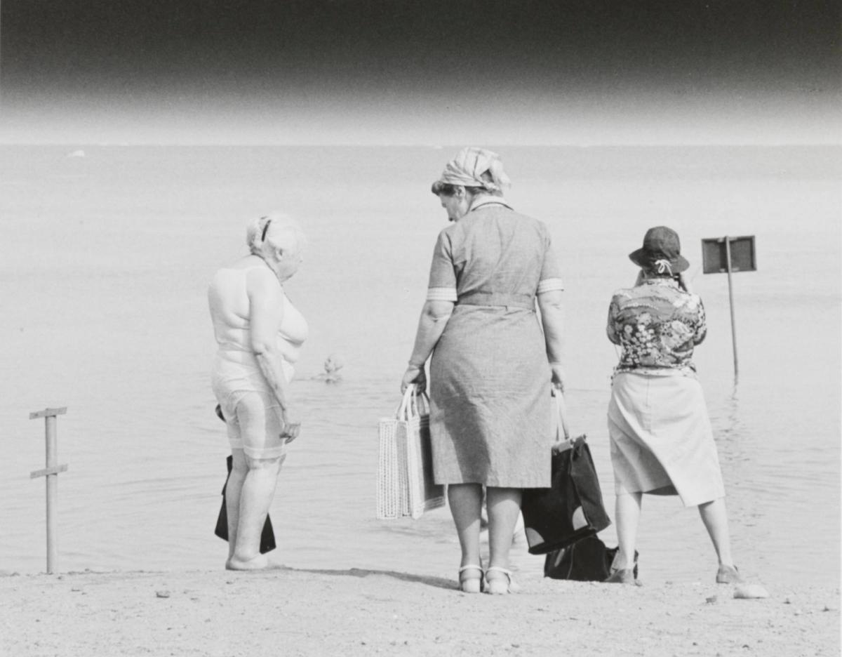 Badande pilgrimer i Döda havet, 1980. Ur serien "Den långa resan"