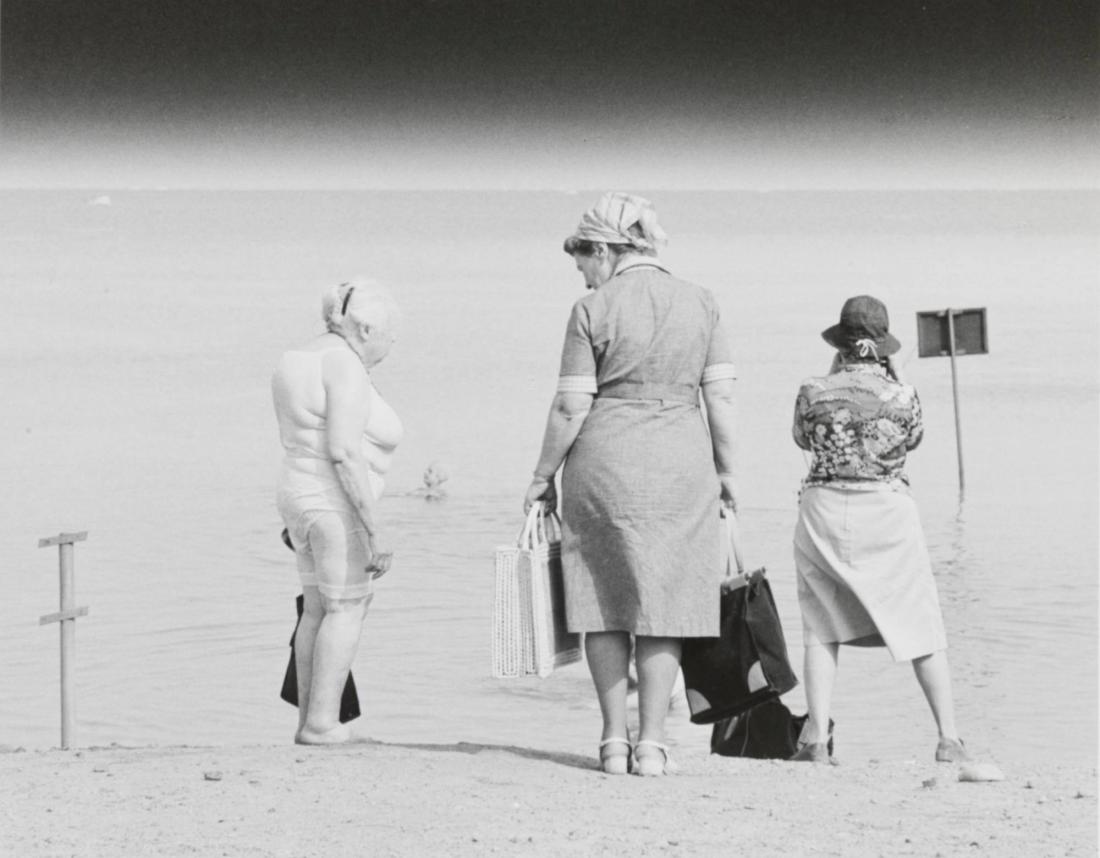 Badande pilgrimer i Döda havet, 1980. Ur serien "Den långa resan"