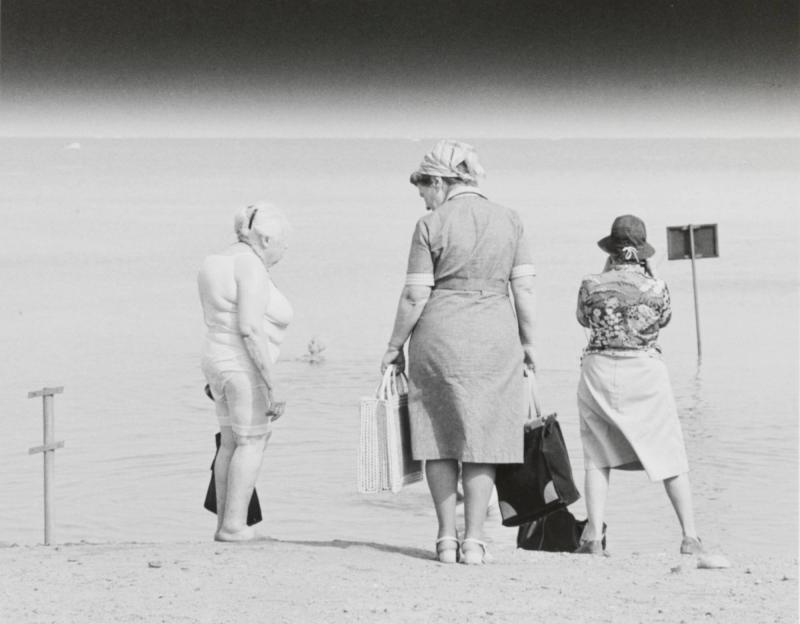 Badande pilgrimer i Döda havet, 1980. Ur serien "Den långa resan"