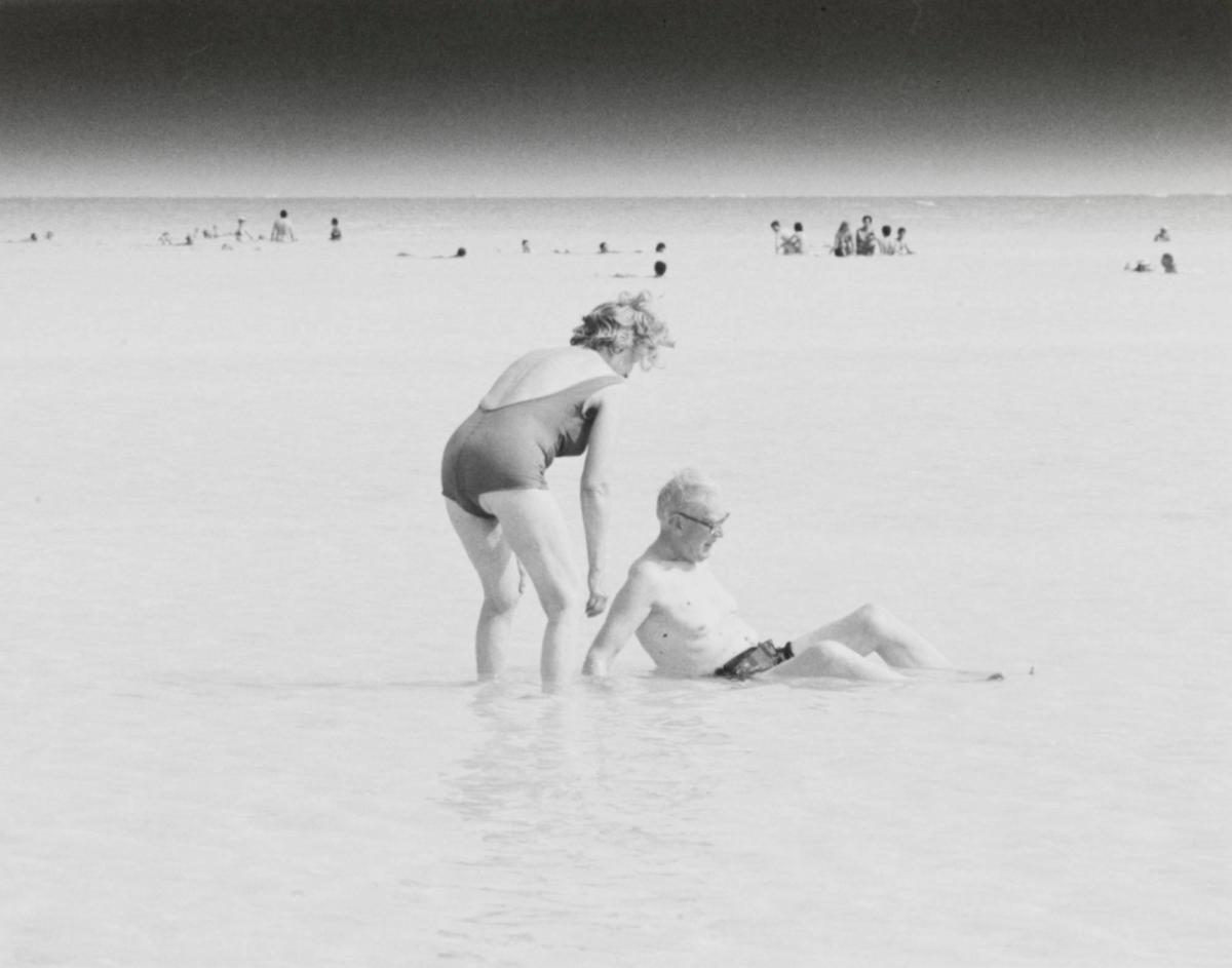 Badande pilgrimer i Döda havet, 1980. Ur serien "Den långa resan"