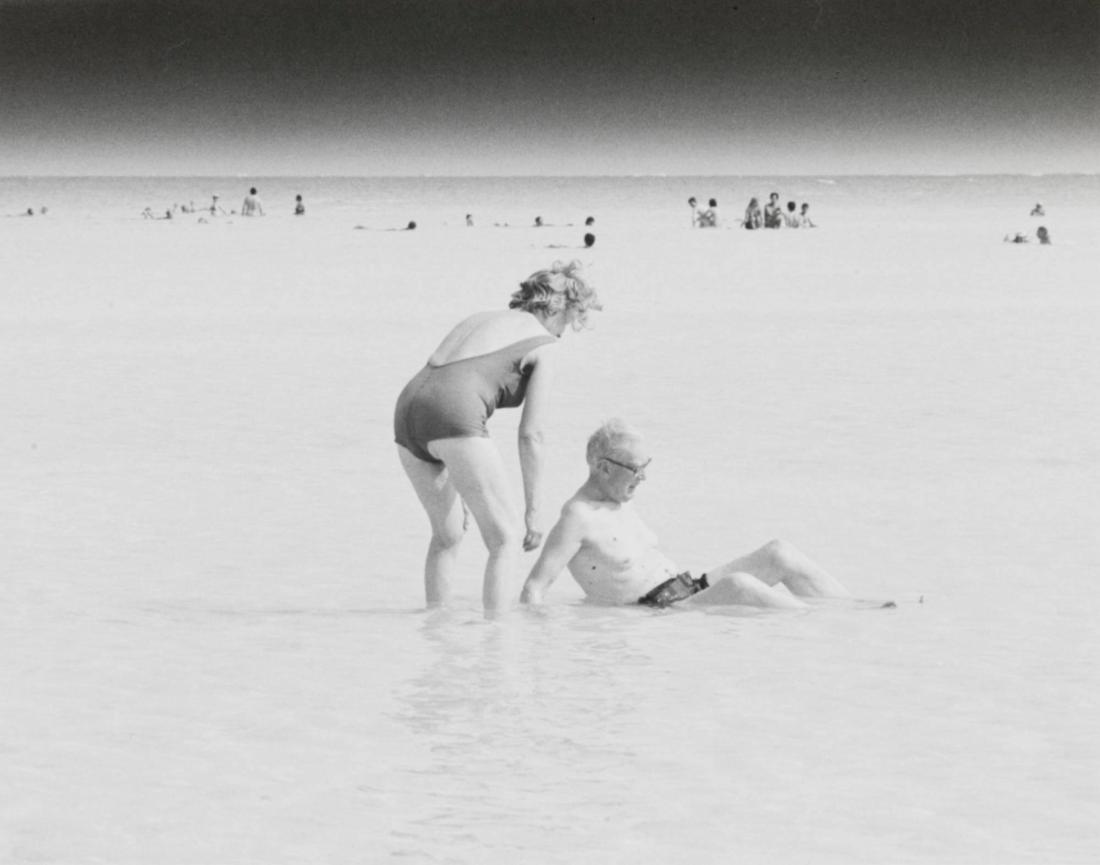 Badande pilgrimer i Döda havet, 1980. Ur serien "Den långa resan"