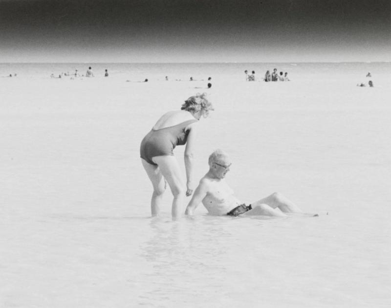 Badande pilgrimer i Döda havet, 1980. Ur serien "Den långa resan"