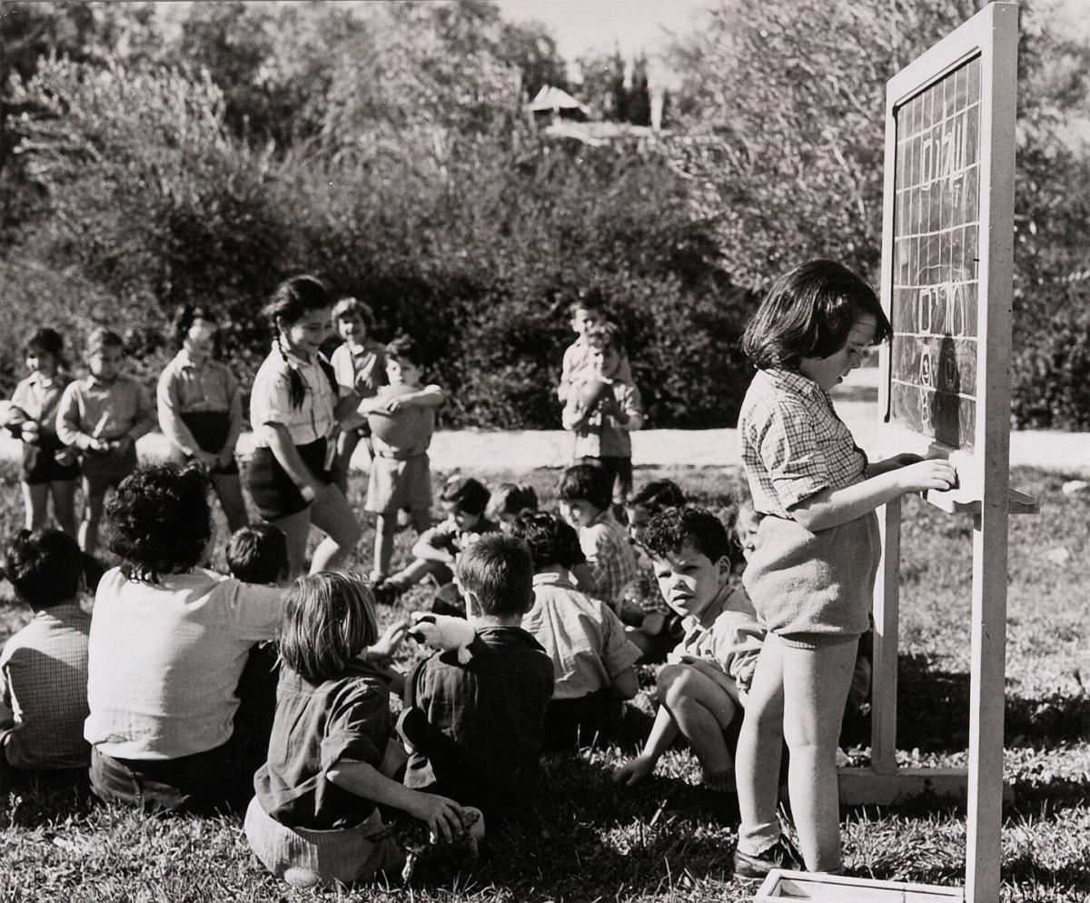 Children in a Kibbutz. Ur serien Miriam bor i en Kibbutz.