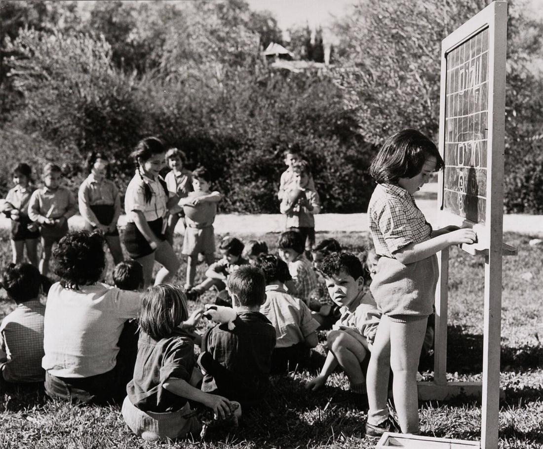 Children in a Kibbutz. Ur serien Miriam bor i en Kibbutz.