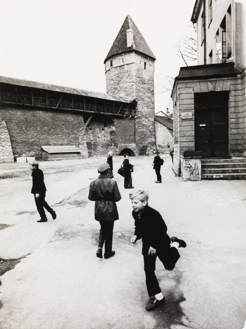 Barn vid ringmuren, Gamla staden