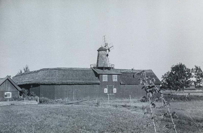 Helmer Bäckström håller historieföredrag för Södra kretsens medlemmar. Rådhuset i Malmö 1938? Centrala bilder Niepce, Daguerre, Talbot