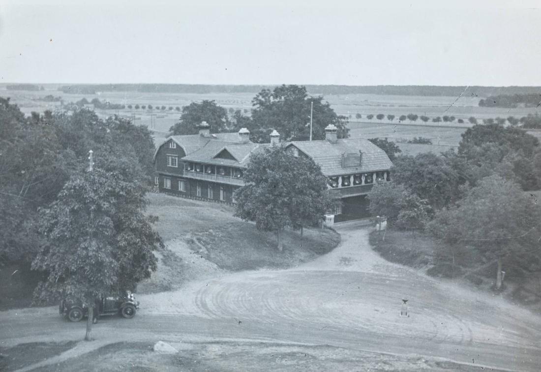 E. Trulson, A. Billow, U. Hård af Segerstad, Helmer Bäckström sammanträder för utdelning av Svenska Dagbladets fotopris 1952. Publicistklubbens lokal.