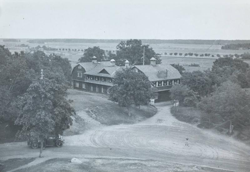 E. Trulson, A. Billow, U. Hård af Segerstad, Helmer Bäckström sammanträder för utdelning av Svenska Dagbladets fotopris 1952. Publicistklubbens lokal.