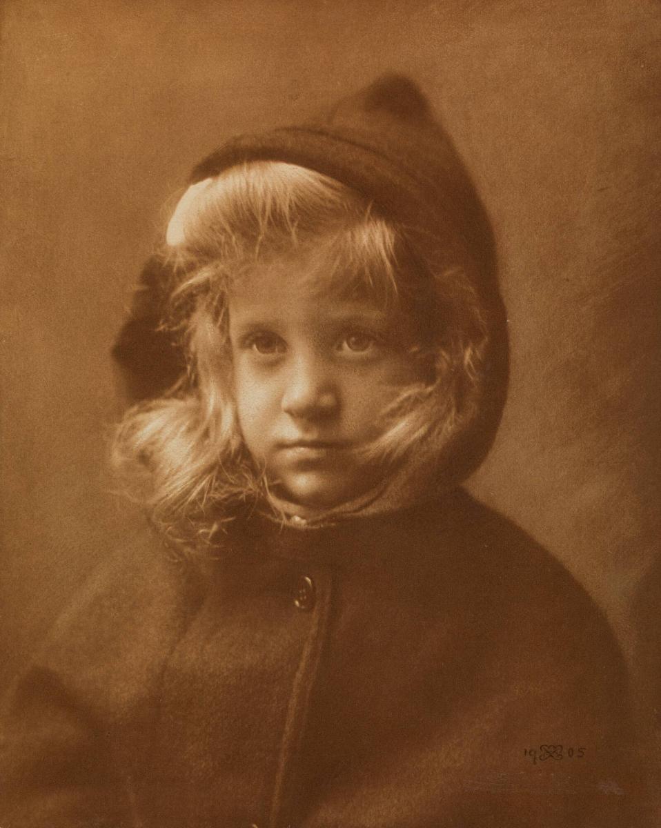 Porträtt av en flicka med kapuschong