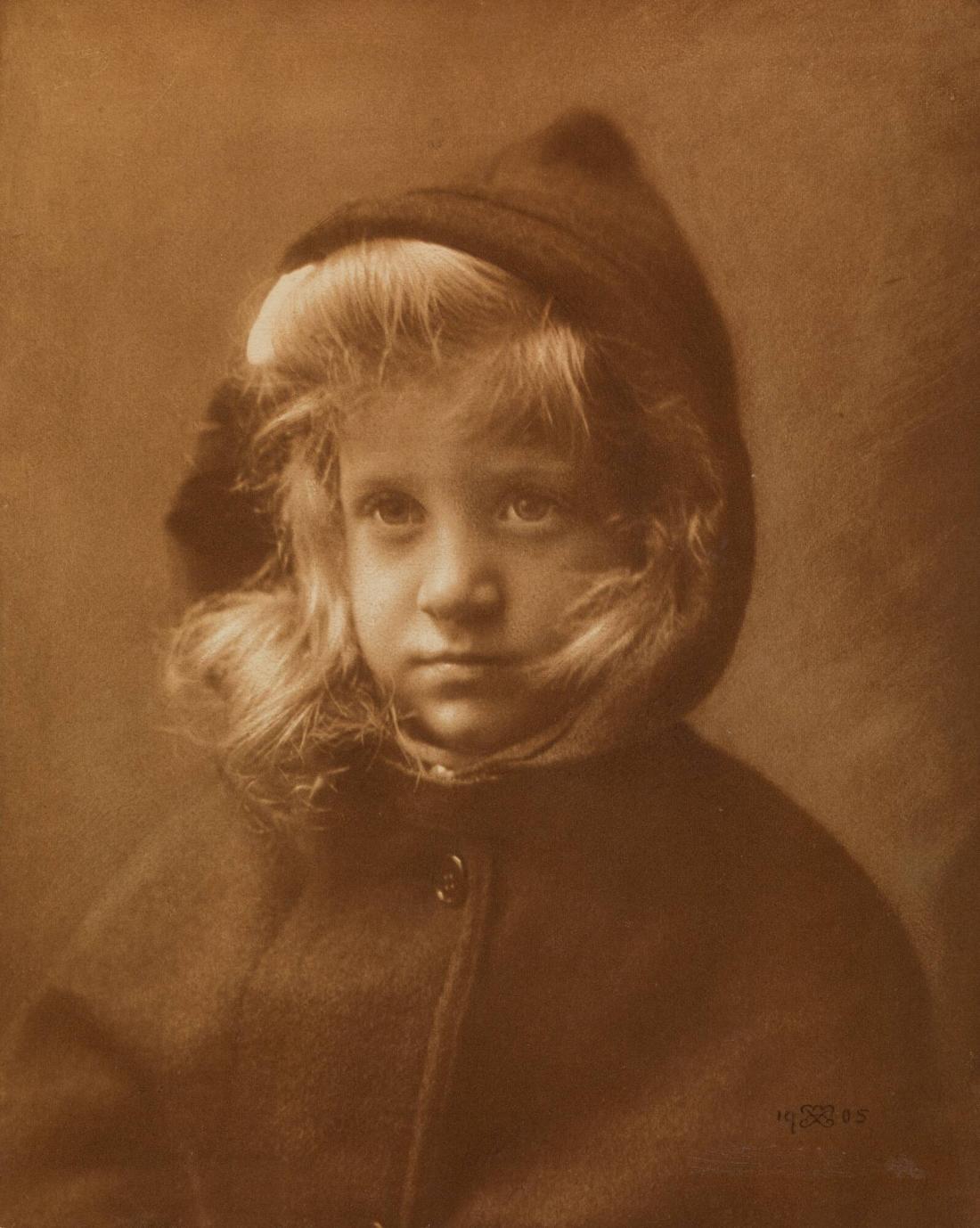 Porträtt av en flicka med kapuschong