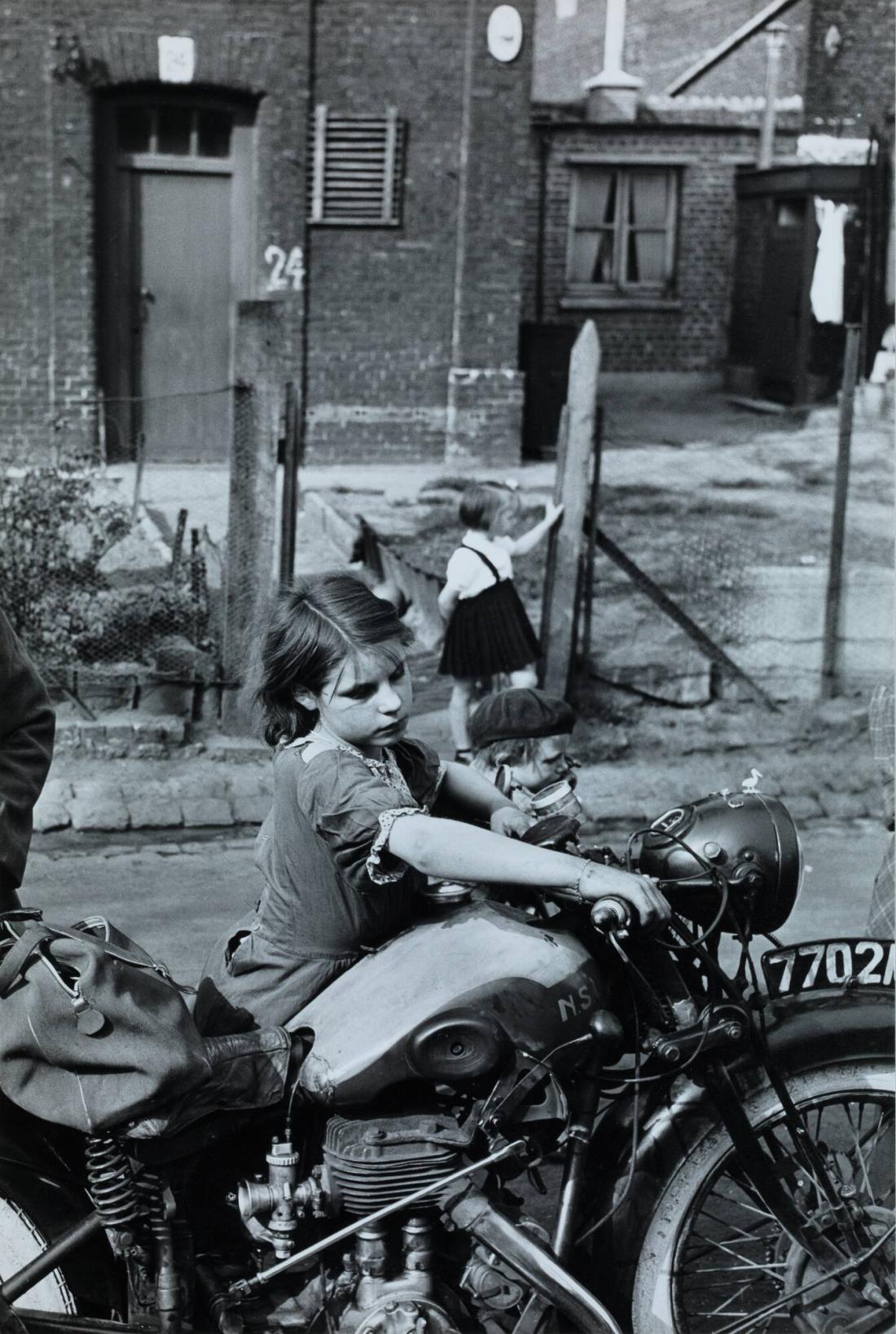 La petite fille á la moto