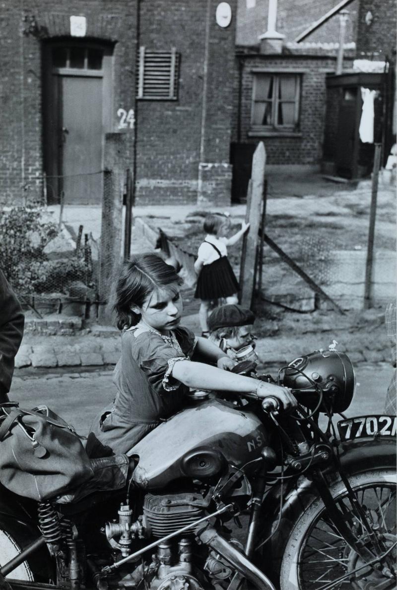 La petite fille á la moto