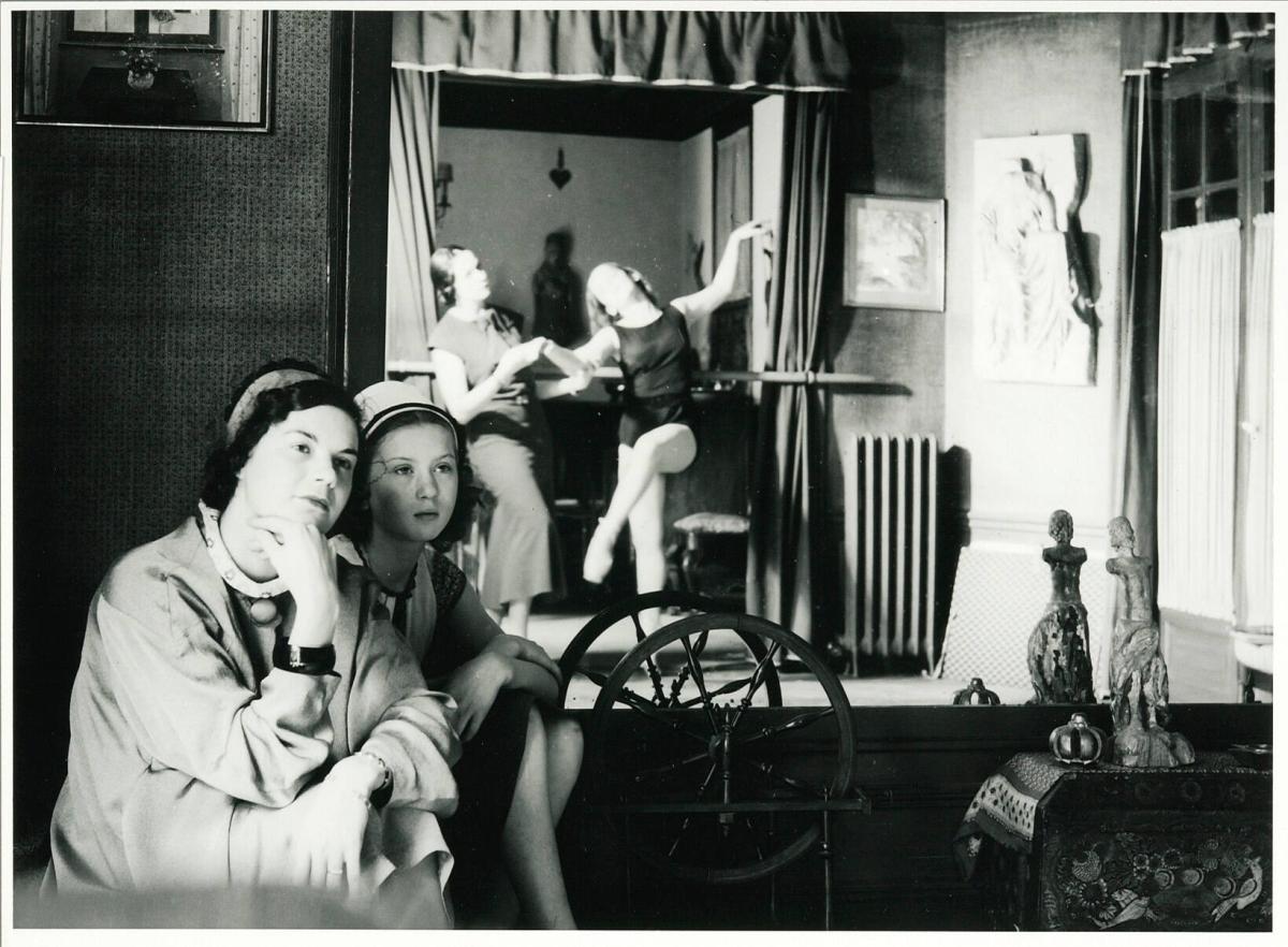 Paris Sissi Olsson premiärdansös, Ingrid Dardel, Vineda (?) Linder dansös och Carina Ari